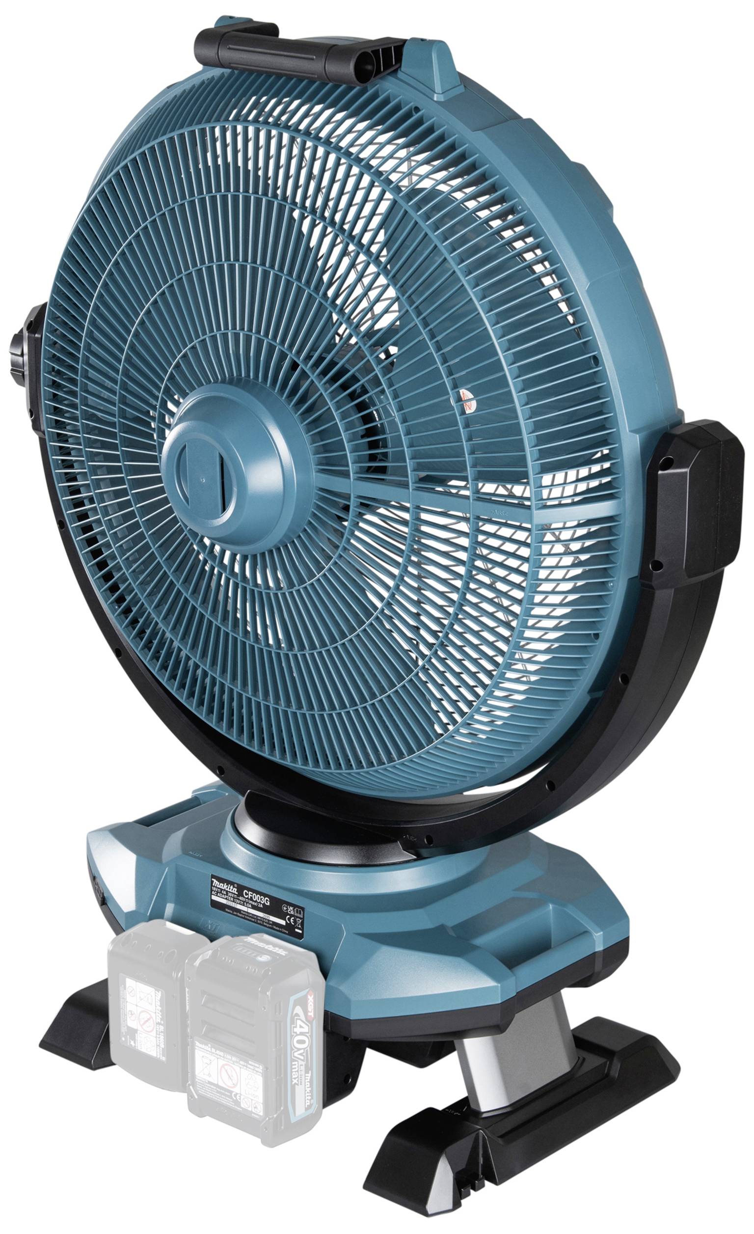 Modrý volně stojící ventilátor s ochrannou mřížkou a dvěma viditelnými prostory pro baterie. Ventilátor je přenosný.