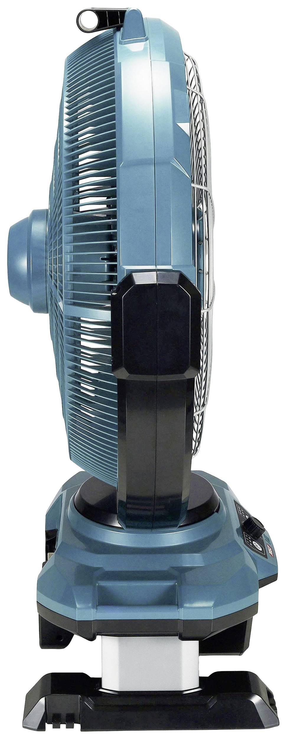 Modrý stojanový ventilátor z pohledu z profilu. Má ochranný kryt vpředu a stabilní podstavec dole.