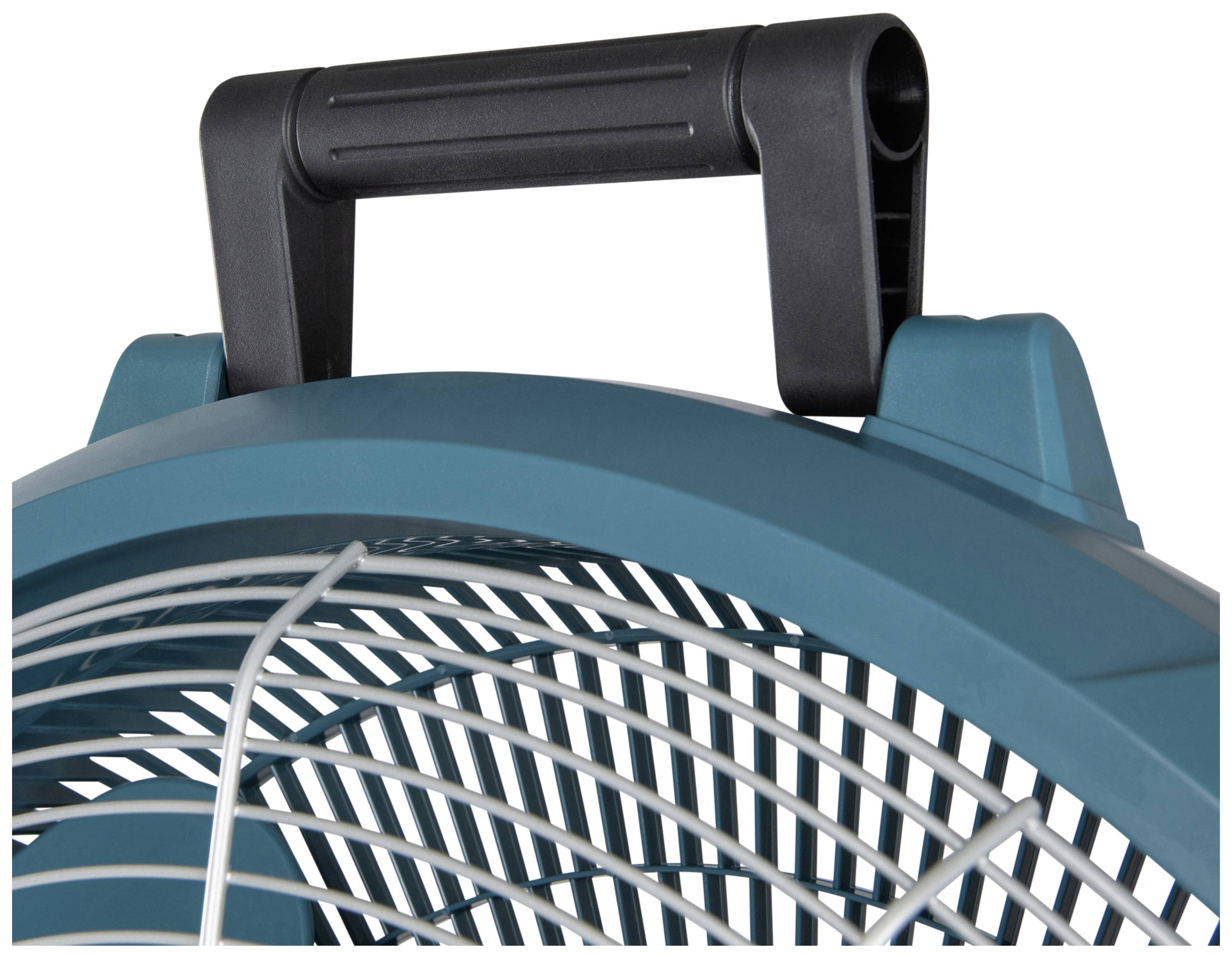 Modrý ventilátor s černou rukojetí a ochrannými mřížkami je viditelný. Horní část ventilátoru je v centru pozornosti.