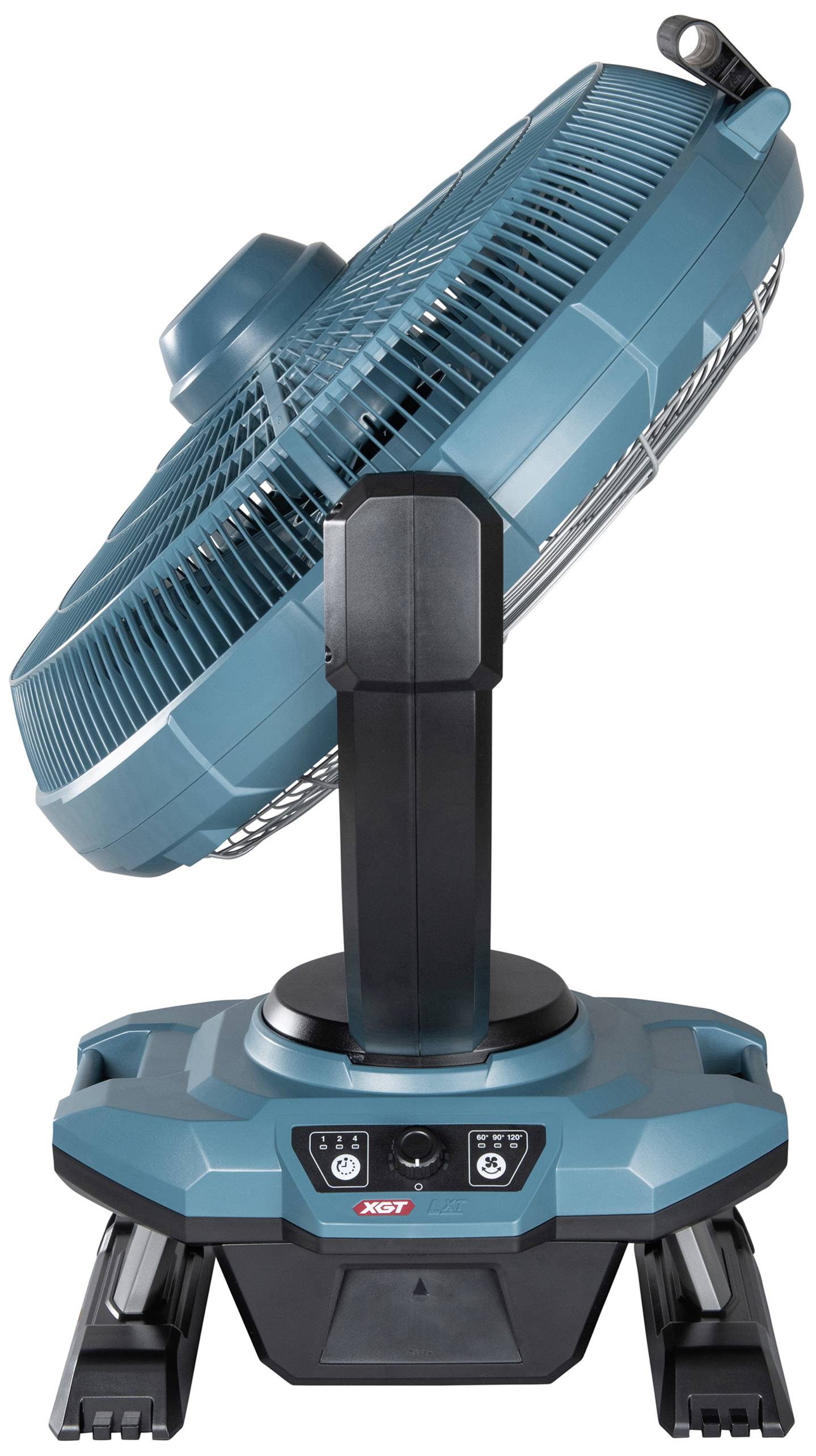 Přenosný ventilátor v modré barvě s nastavitelným sklonem a podstavcem. Pohled zepředu, s ovládacími prvky umístěnými na základně.
