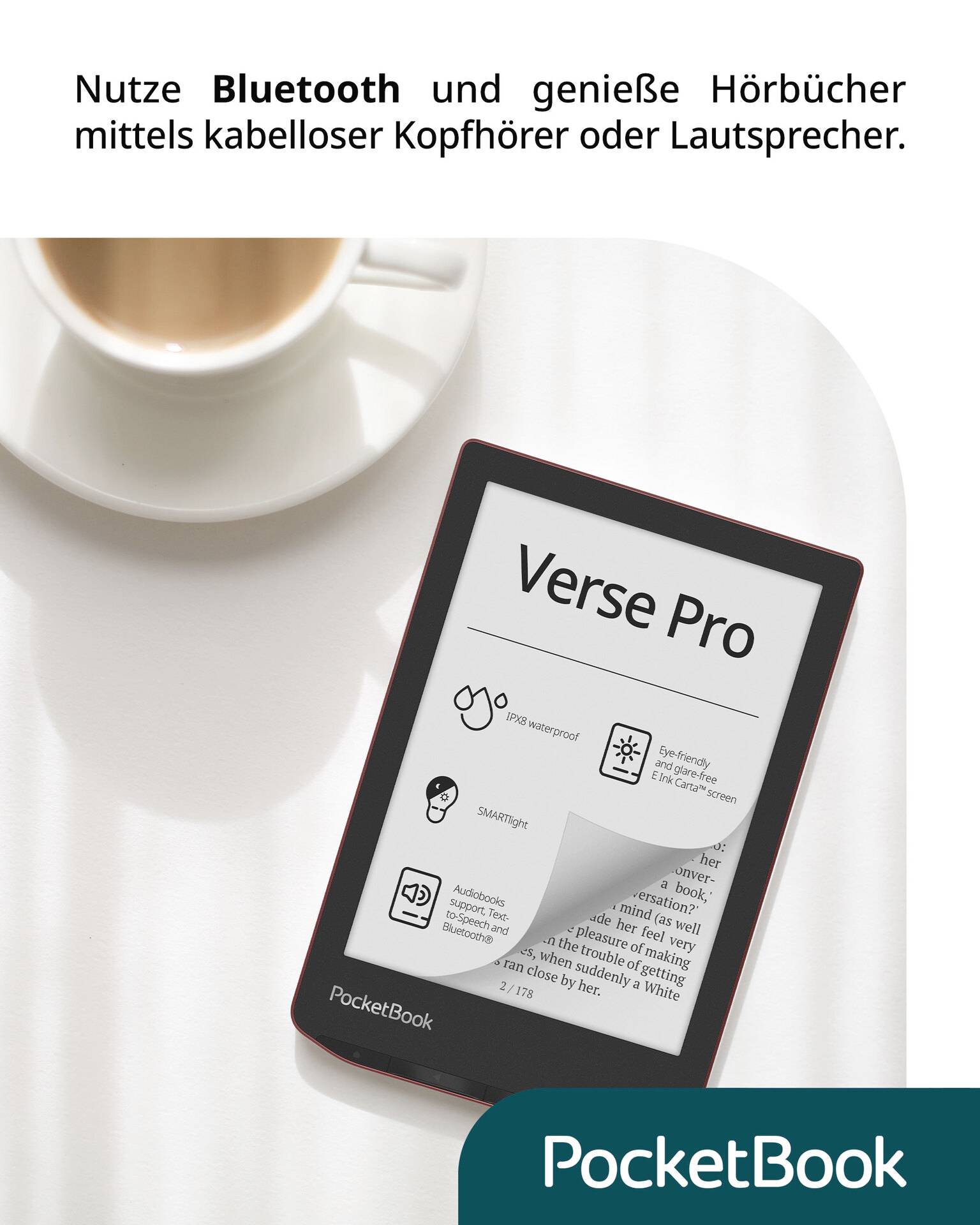 Šálek kávy vedle čtečky elektronických knih s textem 'Verse Pro' na displeji. Text nahoře popisuje použití Bluetooth.