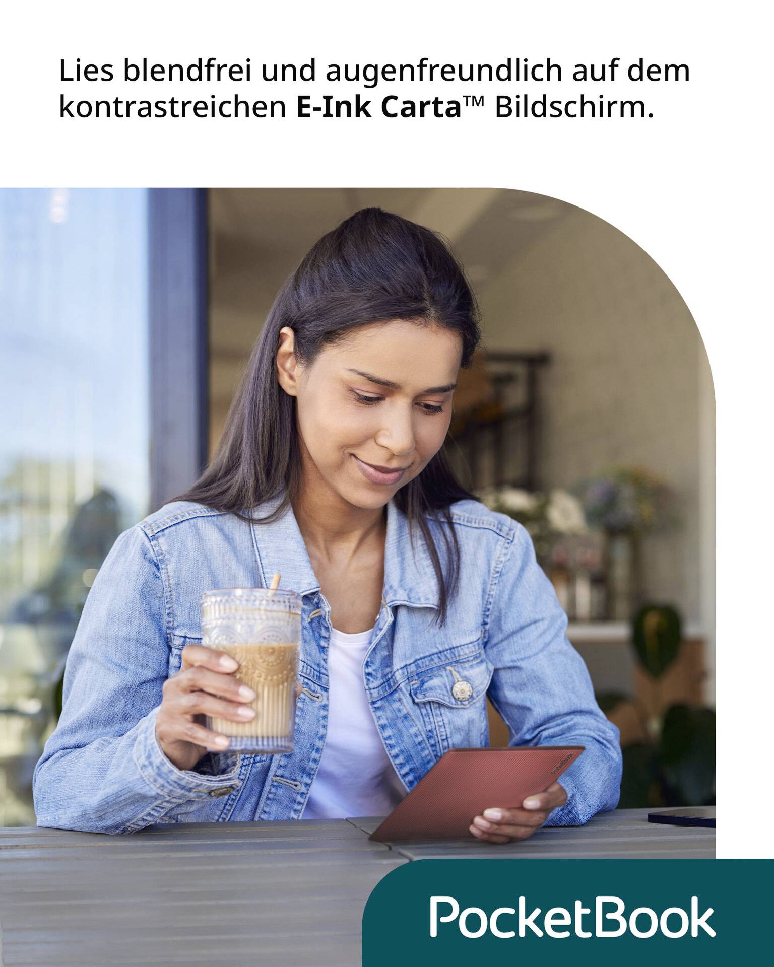 Žena čte na elektronické čtečce a popíjí kávu. Text ukazuje výhody displeje E-Ink Carta.