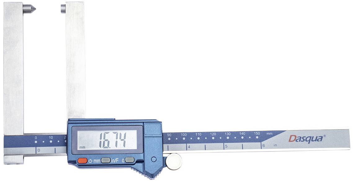 Digitální posuvné měřidlo zobrazuje na displeji měření 16,74 mm. Vlevo kovové měřicí kleště pro přesná měření.
