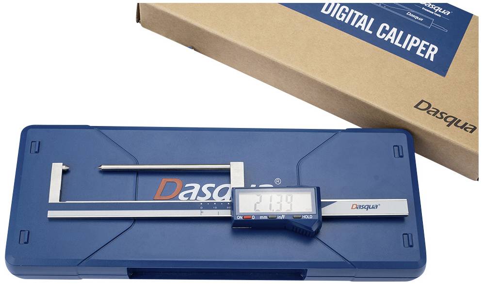 'Dasqua digitální posuvné měřítko a obal. Display ukazuje 21,39 mm. Přístroj leží na modrém pouzdře.'