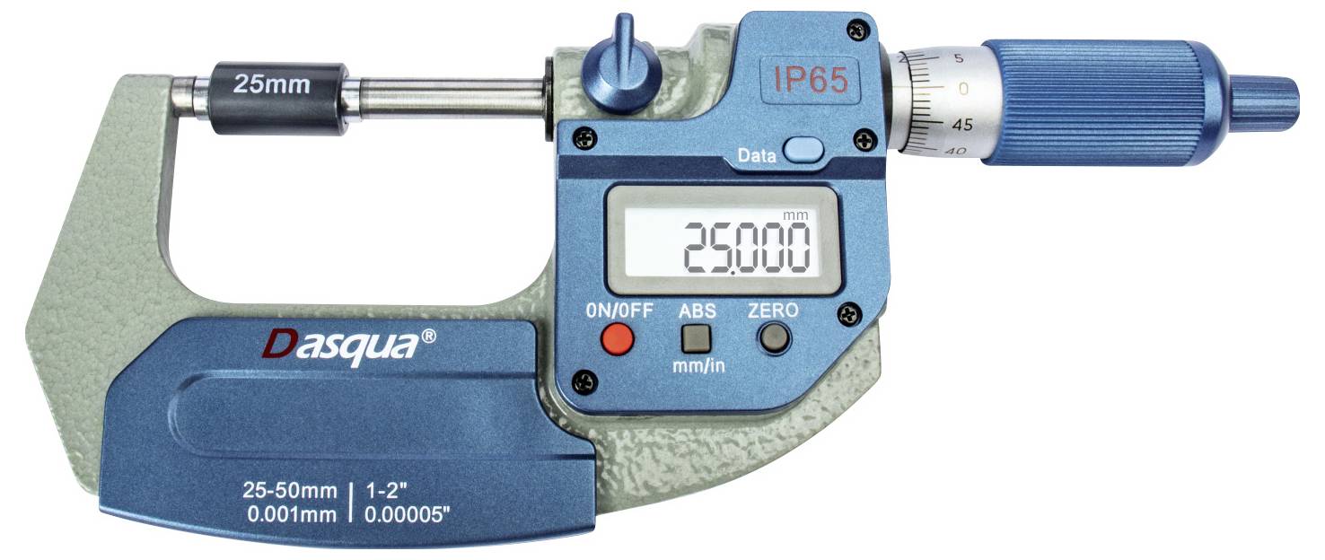 Digitální mikrometr zobrazuje '25,000' mm. Měřicí rozsah 25-50 mm, přesnost 0,001 mm. Stupeň krytí IP65, modro-šedé barvy.