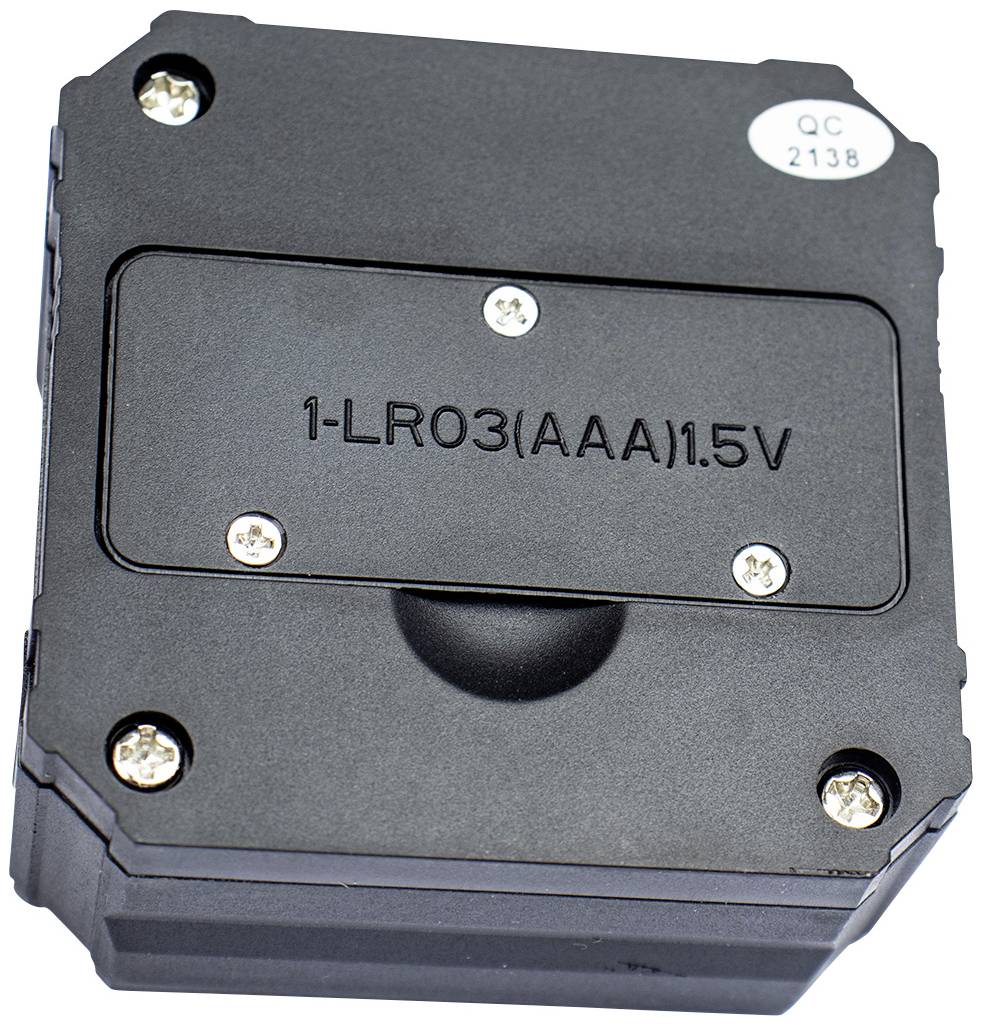 Černý prostor pro baterie s nápisem '1-LR03(AAA)1.5V', pět šroubů zajišťuje kryt.