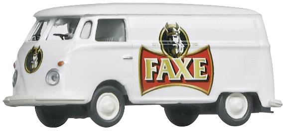 Bílý VW autobus s logem „FAXE" na boku. Jedná se o retro modelové auto.
