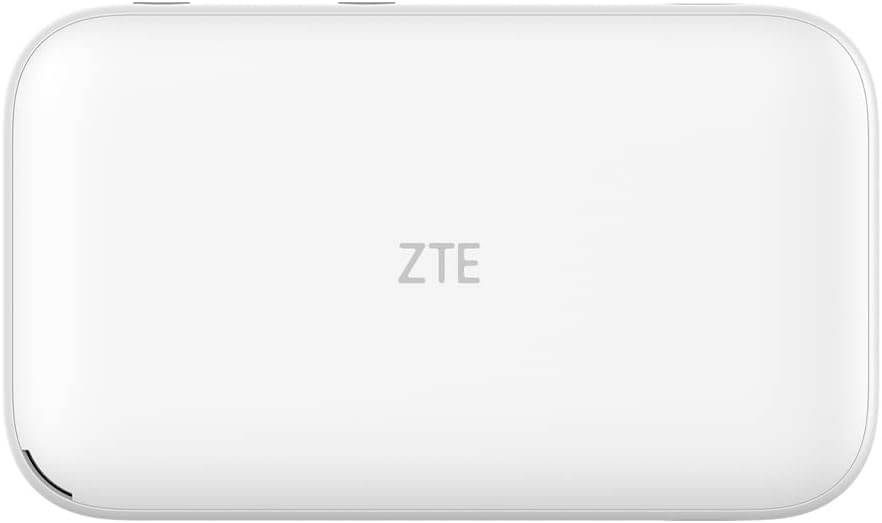 Bílé přenosné WiFi zařízení s nápisem 'ZTE' na přední straně.