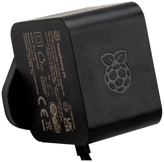 Černý napájecí adaptér s logem Raspberry Pi, vícero certifikacemi a technickými informacemi. Vhodný pro zařízení Raspberry Pi.