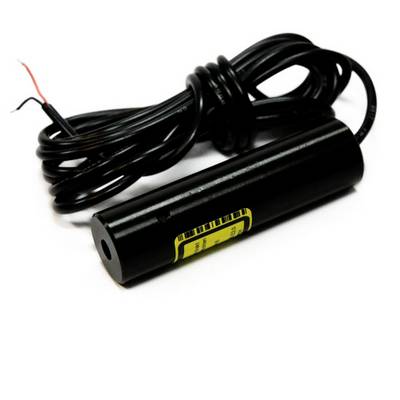 Černý válcový laserový modul s připojeným kabelem. Žlutý štítek s technickými údaji. Nepochybně elektronická součástka.