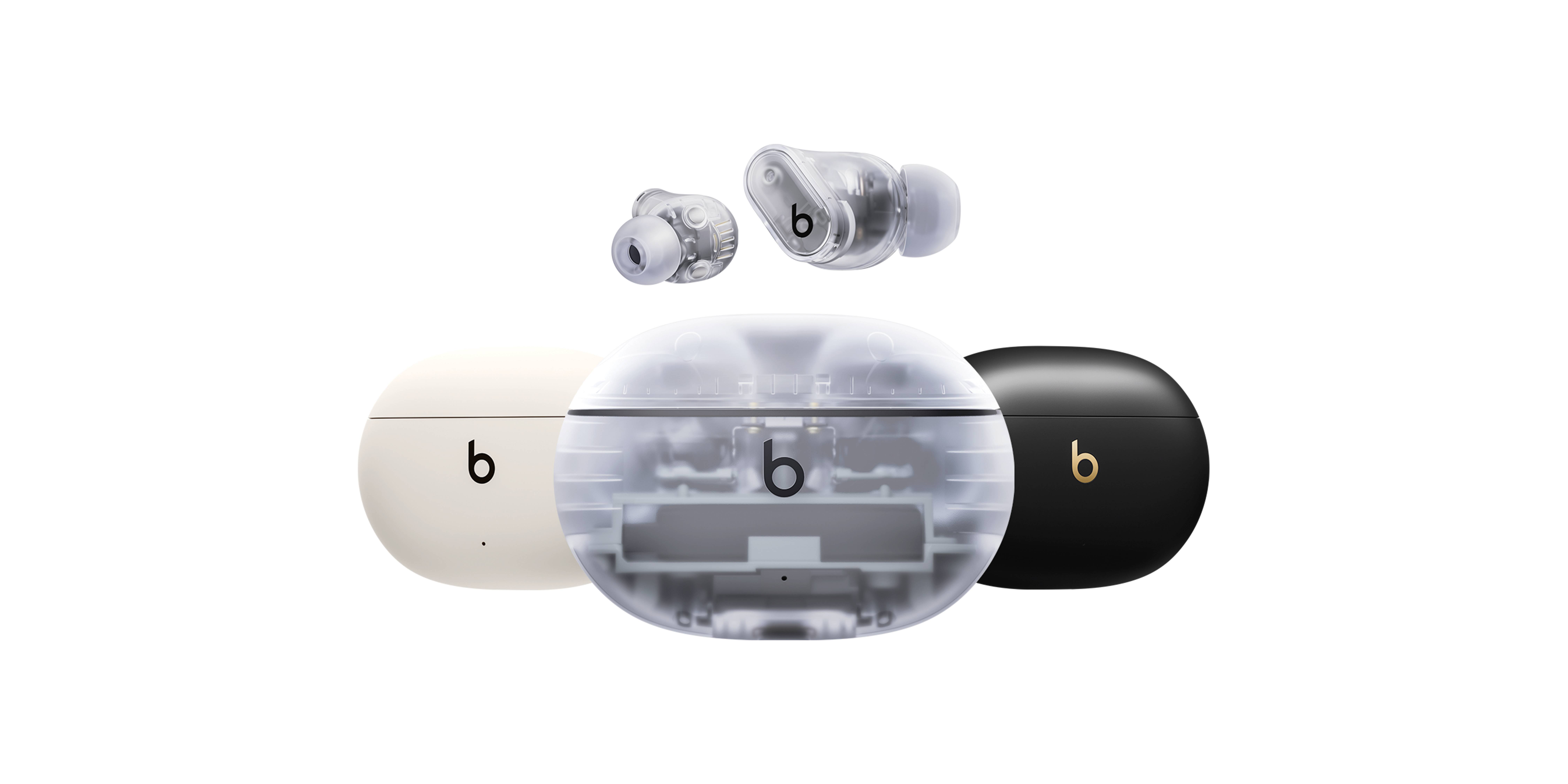 True-wireless sluchátka 'Beats Studio Buds+' v průhledném, bílém a černém nabíjecím pouzdře. Pohled zepředu ukazuje jednotlivé designové varianty.