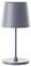 Šedá stolní lampa s prostým, moderním designem. Stínidlo je kónické, podstavec přímý a kulatý.