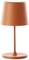 Oranžová stolní lampa s moderním, minimalistickým designem, skládající se z kuželovitého stínidla umístěného na štíhlé noze s kulatou základnou.