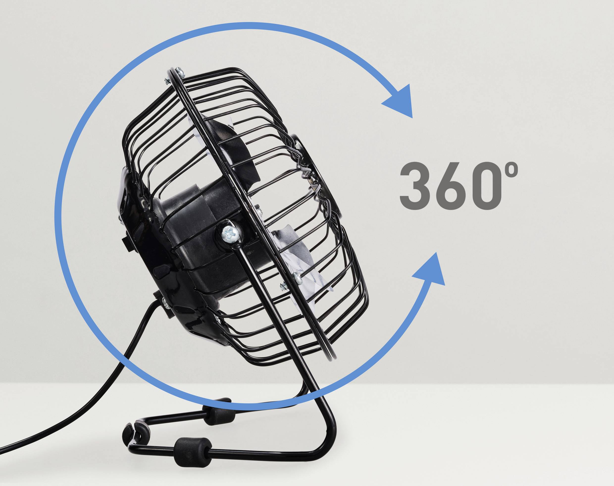 Černý stolní ventilátor rotuje o 360 stupňů, znázorněno modrým šipkou.