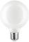 Žárovka s kulovitým sklem, stříbrnou paticí a bílým, neprůhledným povrchem.