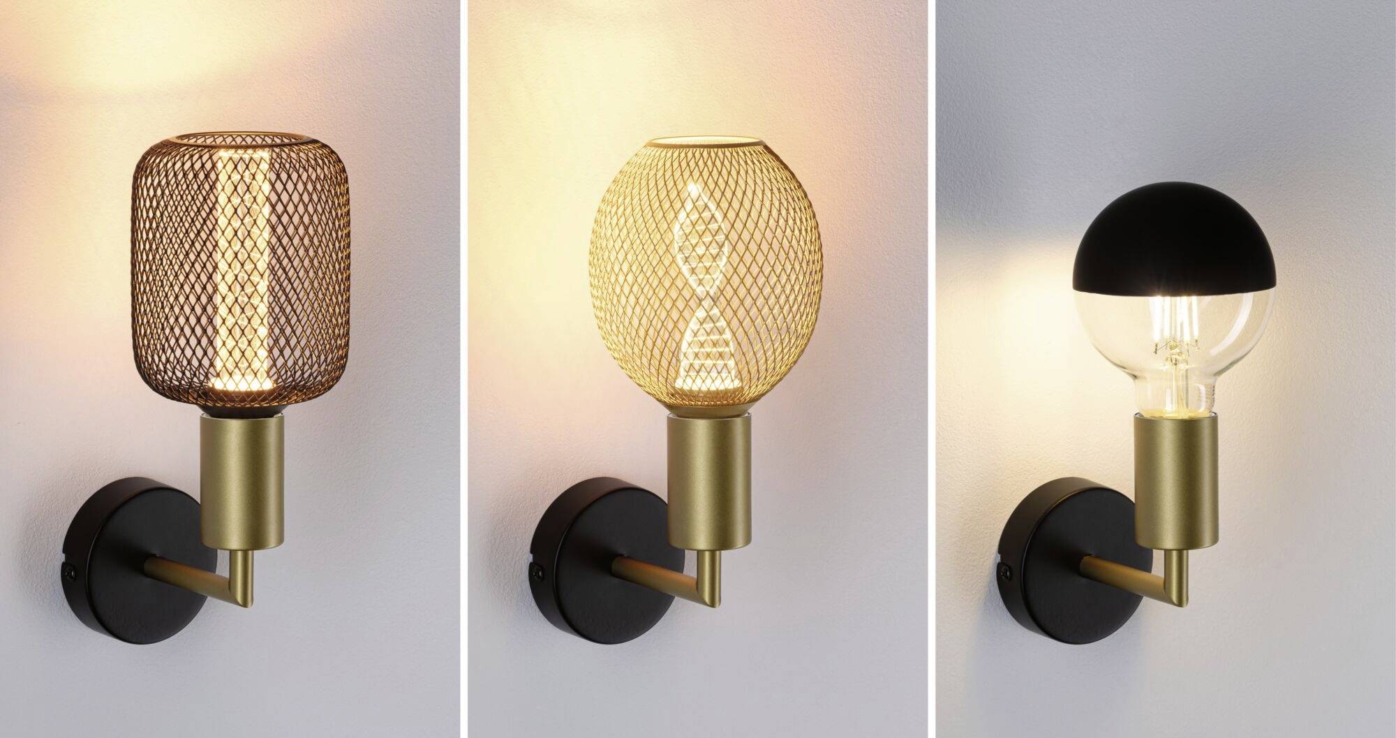Tři moderní nástěnné lampy v různých designech: stínidlo s kovovým síťováním, mřížkový tvar, skleněný válec s černým stínidlem; všechny s teplým světlem.