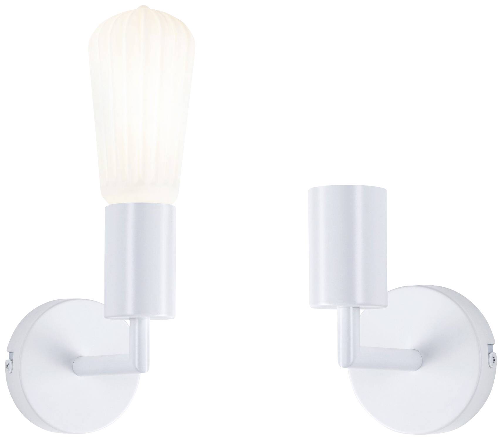 Dvě moderní bílé nástěnné lampy s válcovitým designem. Vlevo se zapnutým světlem, vpravo bez světla. Elegantní, minimalistický vzhled.