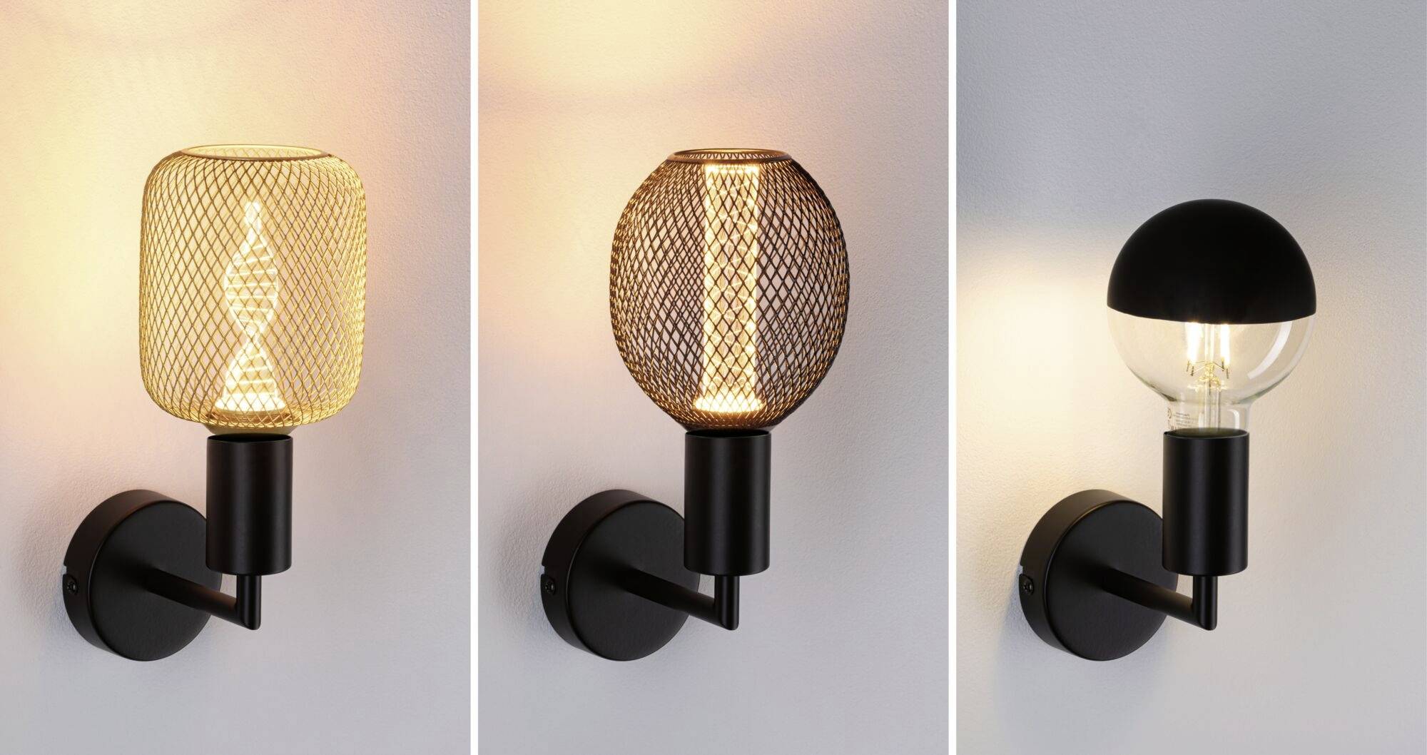 Tři nástěnné lampy s černými držáky. Každá lampa má jiný stínidlo: mřížkové, kulovité a průhledné. Různé světelné nálady.