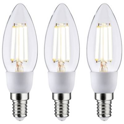 Tři čisté LED svíčkové lampy s teplým bílým světlem, postavené vedle sebe.