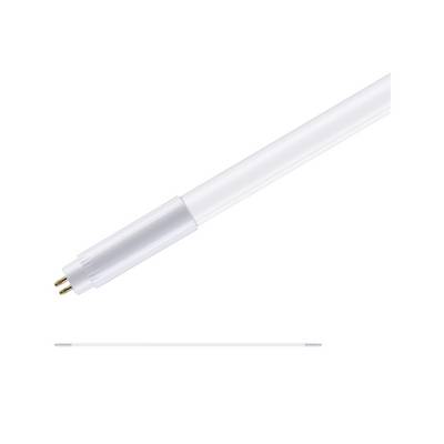 Bílá LED zářivková trubice se dvěma kovovými kolíky pro elektrické připojení. Je zobrazena na bílém pozadí.