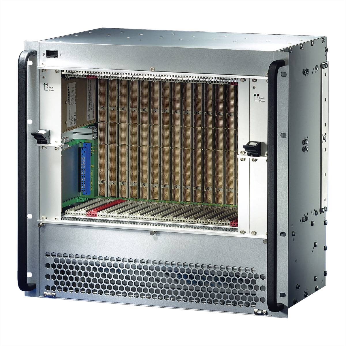 Otevřený elektronický kryt s několika vertikálními sloty pro karty, vhodný pro síťové nebo serverové počítačové aplikace.