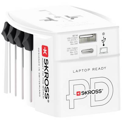 Bílý cestovní adaptér od značky SKROSS s USB-A a USB-C porty, vhodný pro různé typy zásuvek a pro laptopy.