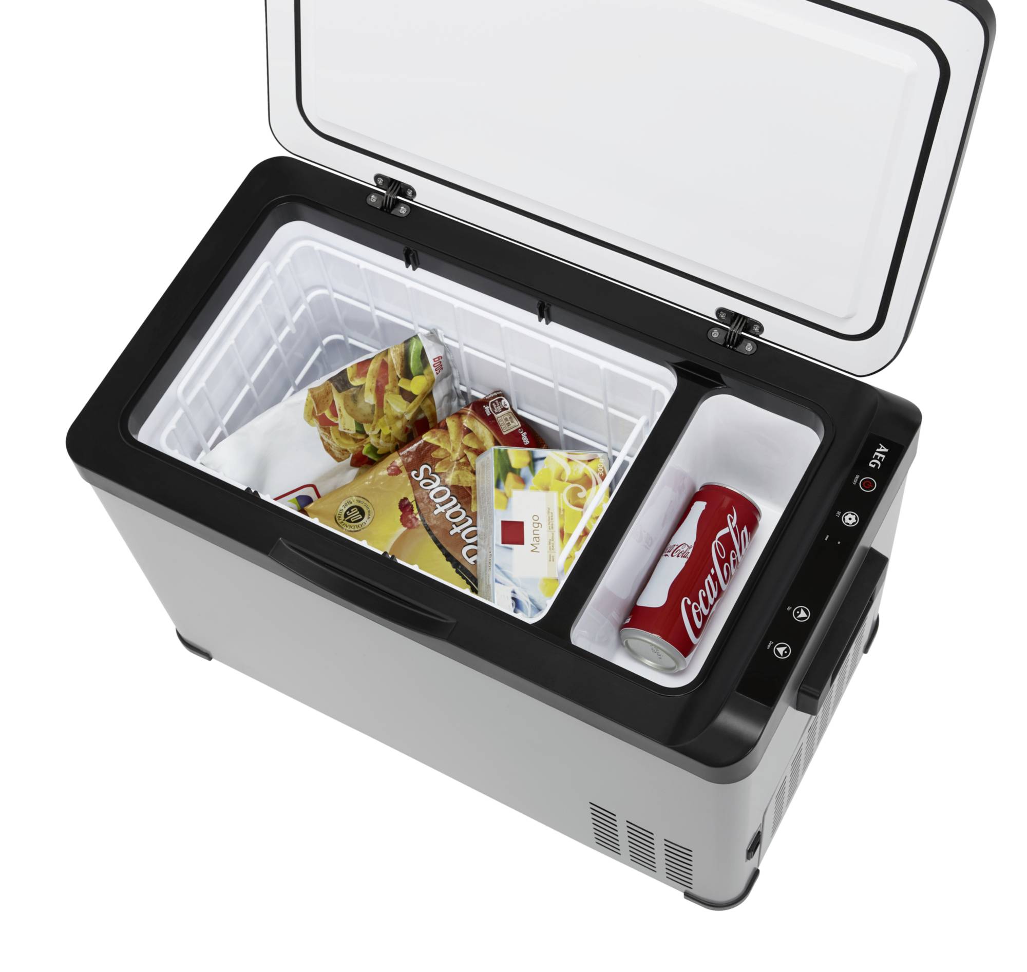 Otevřený přenosný chladicí box se svačinkami a nápojem. Obsahuje balení chipsů, sušenek a plechovku Coca-Coly.