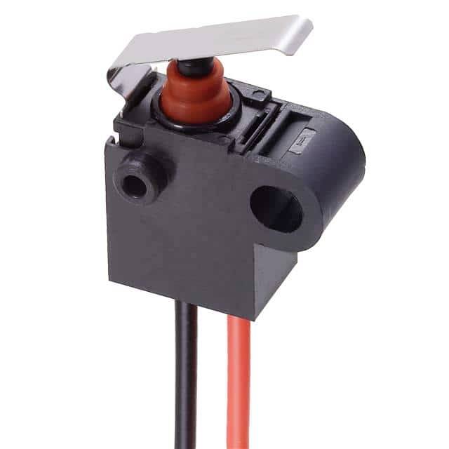 Černý mikrospínač s páčkou, s červenými a černými vodiči, používaný v elektrických zařízeních pro řídicí mechanismy.