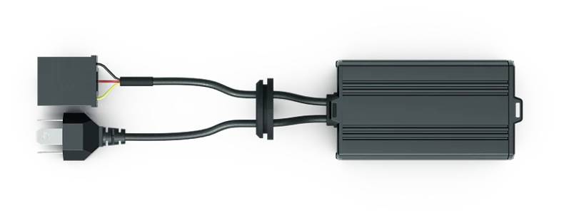 Obdélníkové elektronické zařízení v černém obalu s kabelem a konektorem, které je pravděpodobně konvertor nebo adaptér.