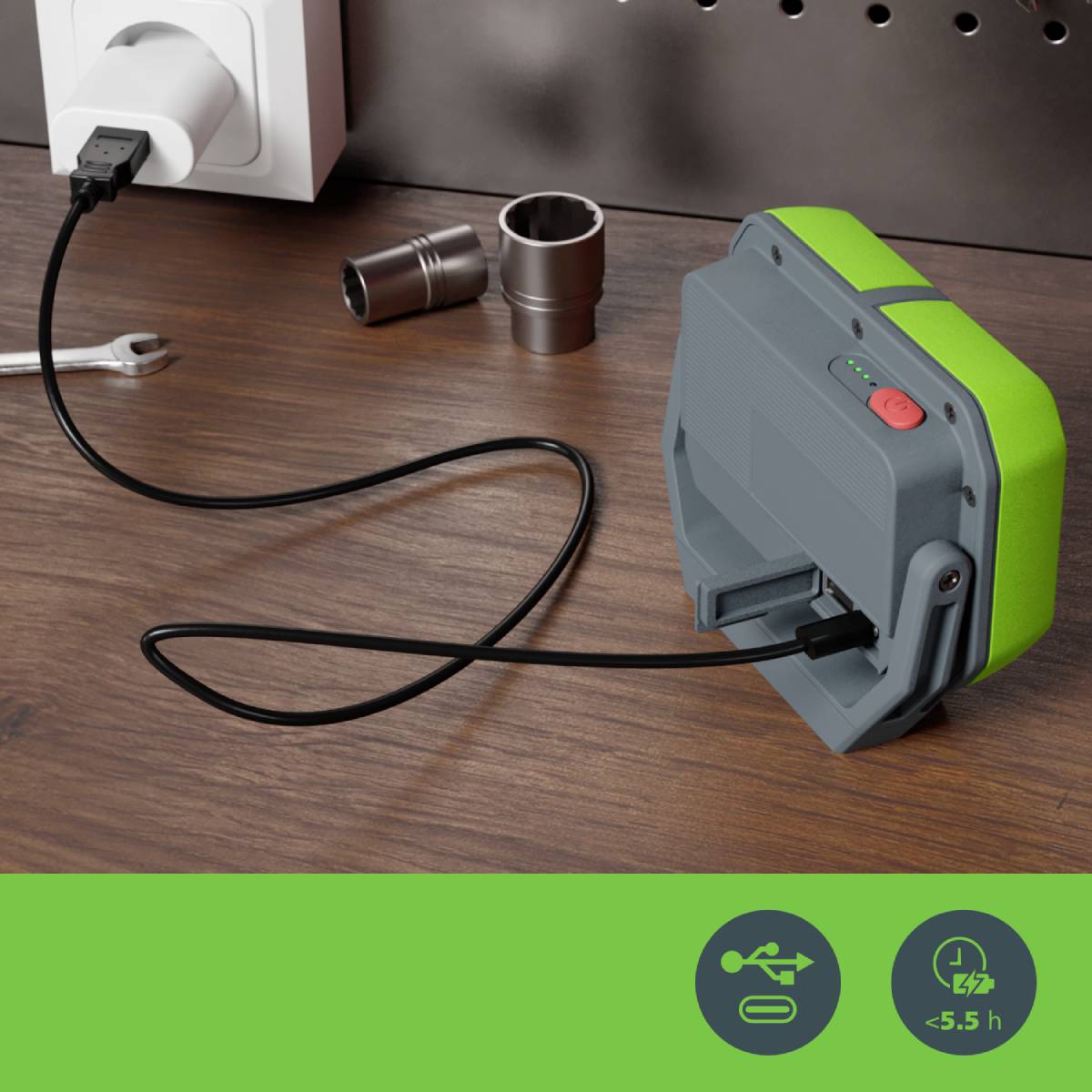 Akumulátor je připojen k elektrické zásuvce a nabíjen. V pozadí několik kovových dílů. Obrázek zdůrazňuje efektivitu nabíjení.