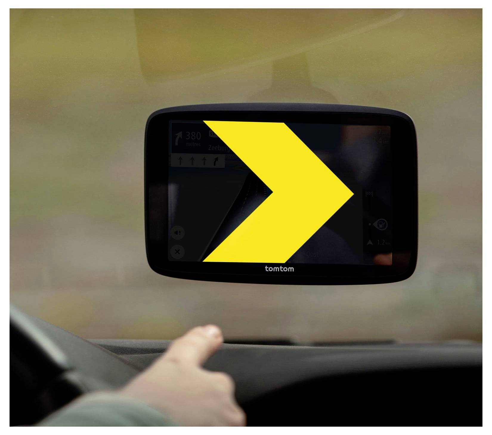 Obrazovka automobilní GPS navigace s velkou žlutou šipkou ukazující vpravo, zatímco řidič ukazuje dopředu z interiéru automobilu.