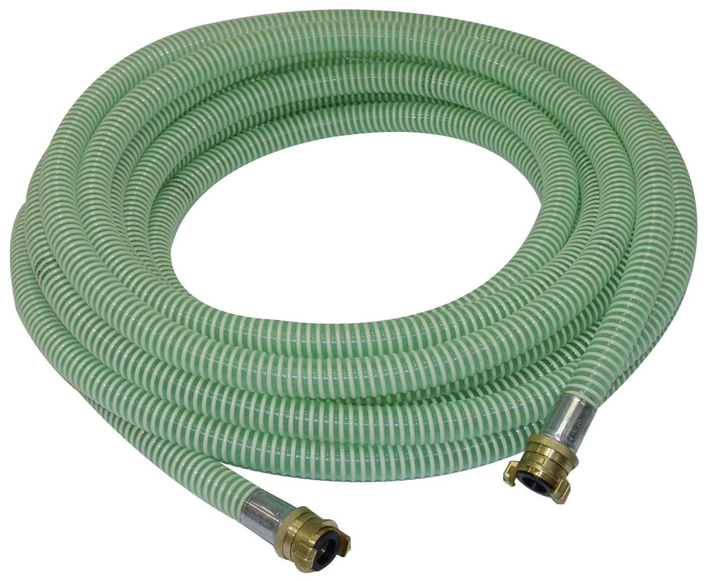 Zelená zahradní hadice s kovovými koncovkami, svinutá. Vhodná pro zavlažování v zahradě.