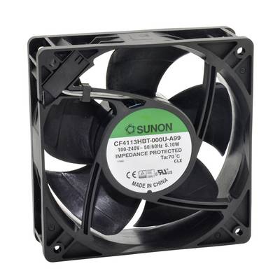 Čtvercový ventilátor s plastovou skříní a čtyřmi lopatkami rotoru. Na zeleném štítku jsou uvedeny specifické technické údaje.