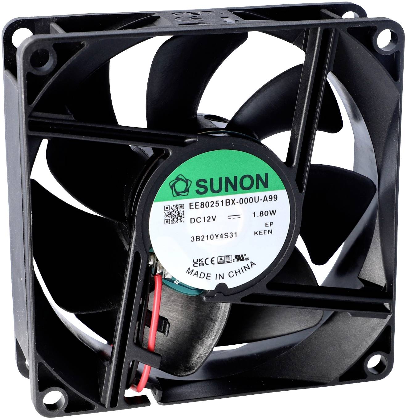 Černý počítačový ventilátor s nálepkou zobrazující technické detaily, jako je napětí (12V) a příkon (1,80W). Vyrobeno v Číně.