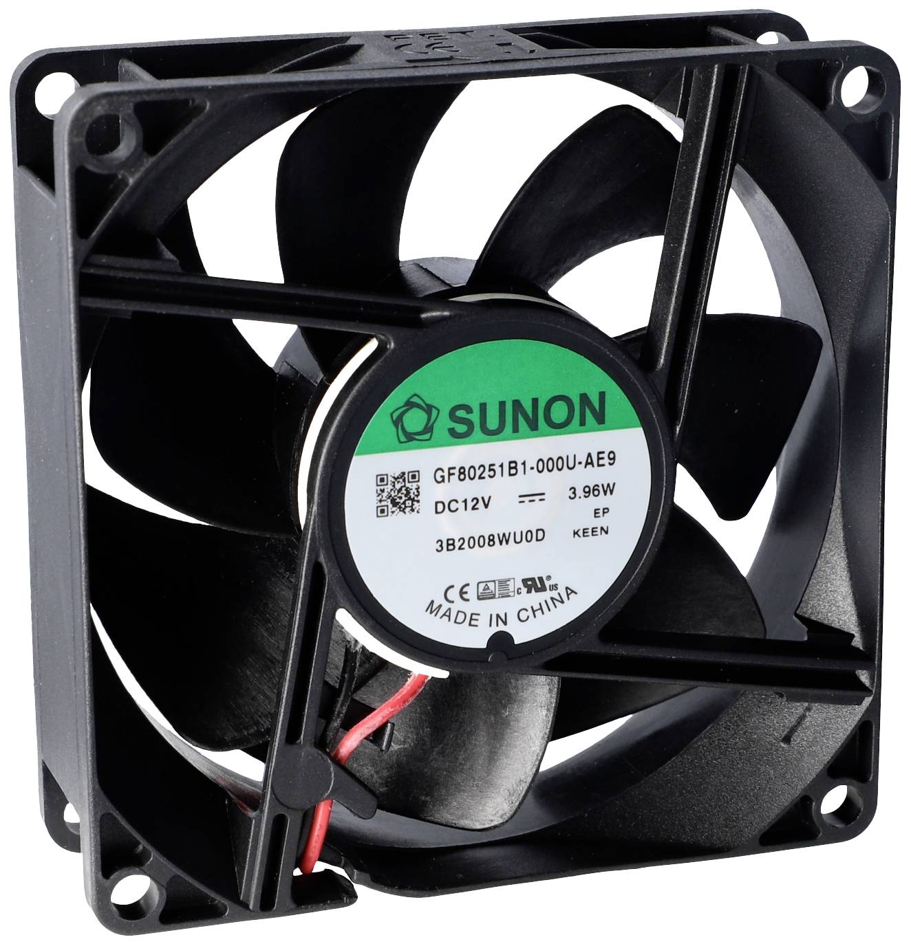 Černý počítačový ventilátor s nálepkou zobrazující výrobce Sunon a technické specifikace, jako je napětí a výkon.