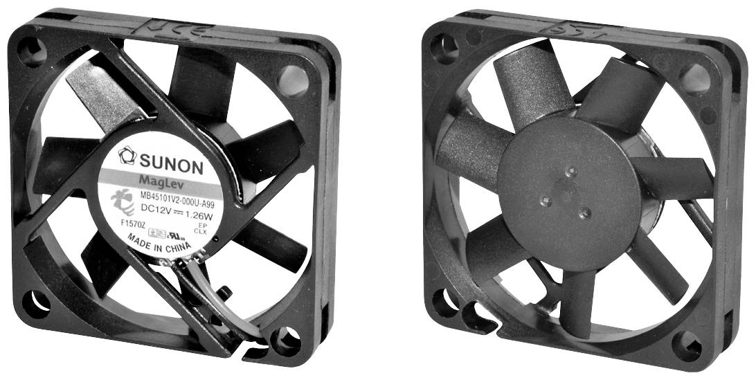 Počítačový ventilátor s černým plastovým rámečkem; pohled zepředu a z boku. Vytištěno firemní logo a specifikace.