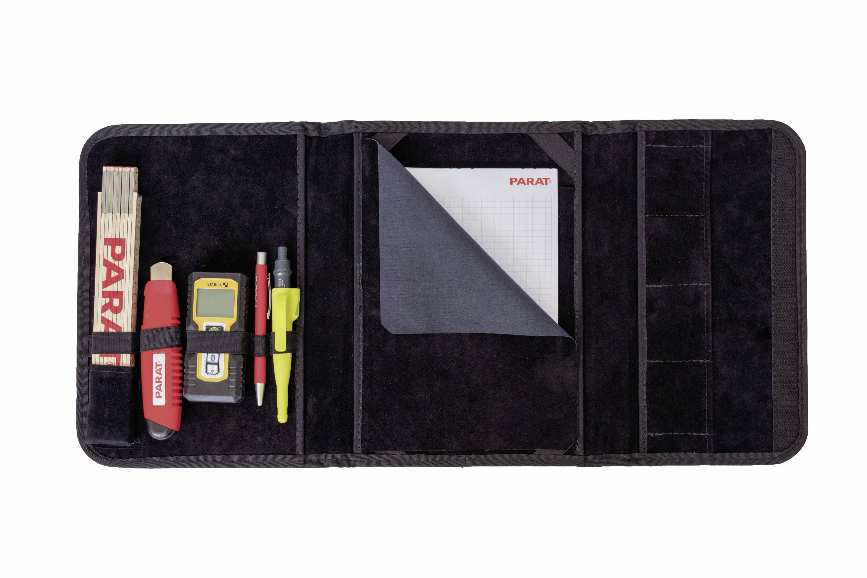Otevřená sada nástrojů s svinovacím metrem, digitálním měřicím přístrojem, značkovacími fixami a poznámkovým blokem. Vše organizováno v černých přihrádkách.