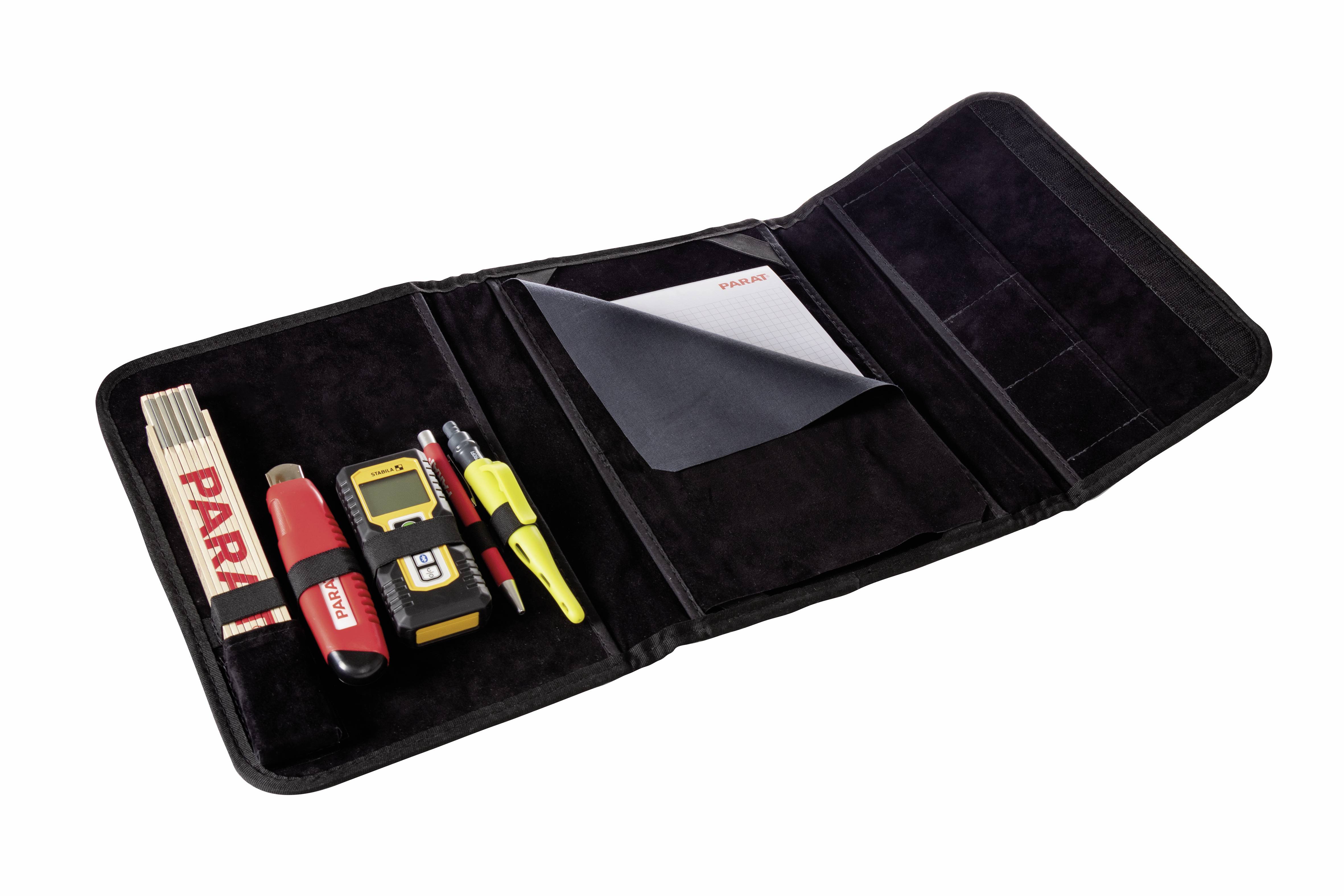 Otevřená černá brašna na nářadí s různými nástroji a měřicími přístroji, včetně svinovacího metru, značkovací tužky a digitálního měřidla.