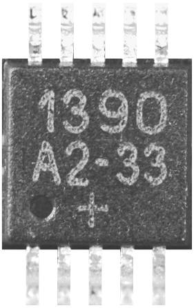 Černobílá fotografie mikrochip s popiskem '1390 A2-33'. Čip má osm vývodů v pouzdře SOIC.