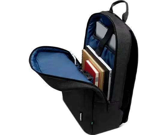 Černý batoh s otevřenou přední stranou, ve kterém jsou viditelné knihy, sešity a tablet. Ideální pro použití ve škole nebo v práci.