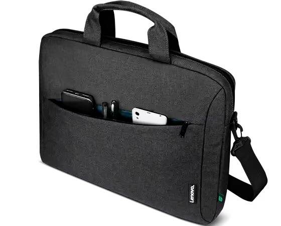 Černá taška na notebook s přední kapsou, která obsahuje smartphone, psací potřeby a malé zařízení. Je viditelný rukojeť a popruh přes rameno.