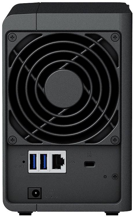 Zadní strana úložného zařízení s ventilátorem, dvěma USB porty, síťovým ethernetovým konektorem a napájecím vstupem.