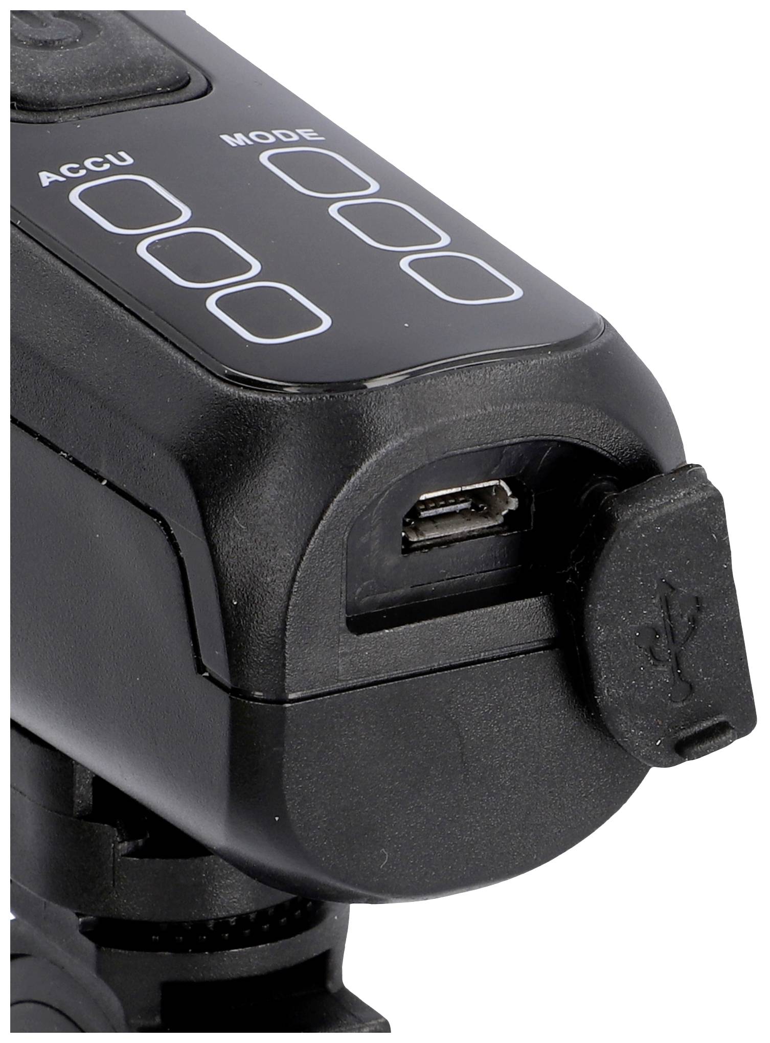 Detailní záběr elektronického zařízení s USB portem. Na povrchu jsou viditelná slova 'ACCU' a 'MODE'.
