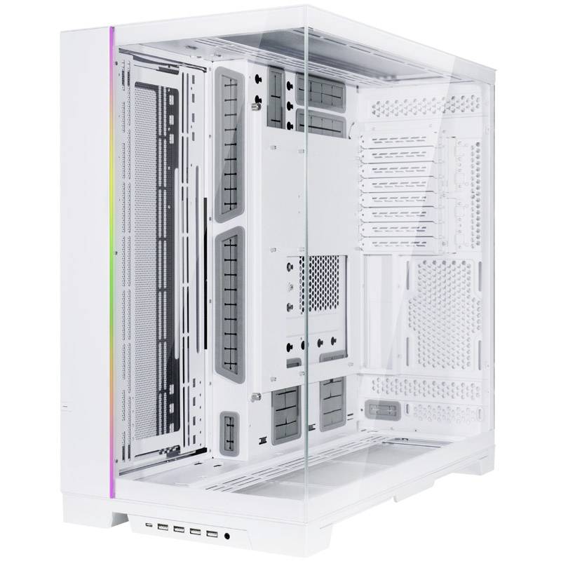 Bílá, prostorná PC skříň s prosklenou přední a boční stranou, větracími otvory a několika pozicemi pro mechaniky.