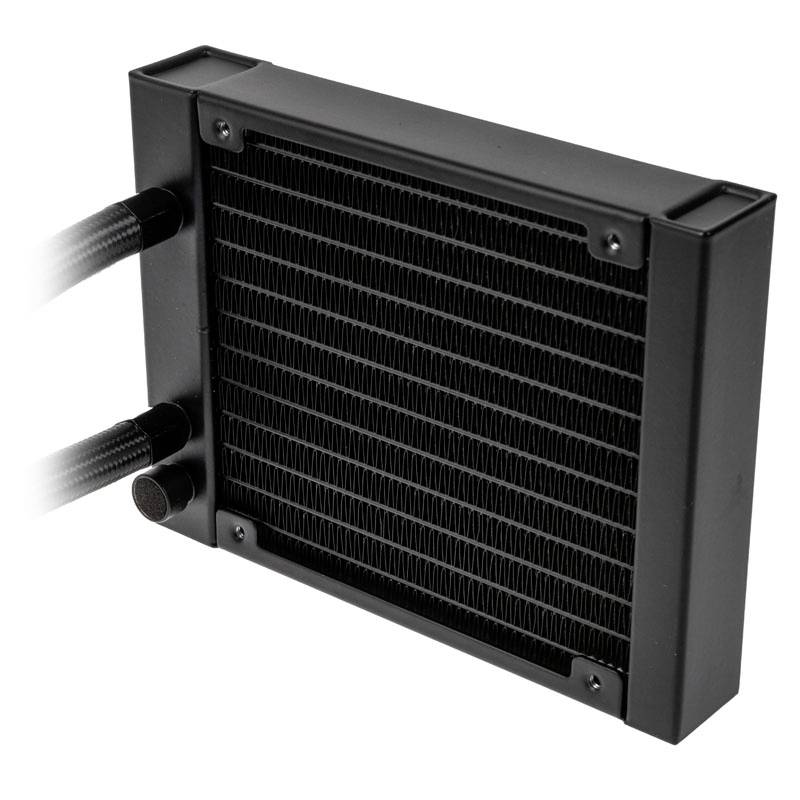 Černý chladič ventilátoru s žebrovanou strukturou, ke kterému jsou připojeny dva hadice. Vhodný pro chlazení elektronických zařízení.