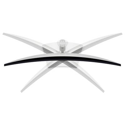 Moderní, bílý stropní ventilátor se čtyřmi zahnutými listy, upevněný na bílém pozadí, pohled zdola, zvýrazňující jeho elegantní design.