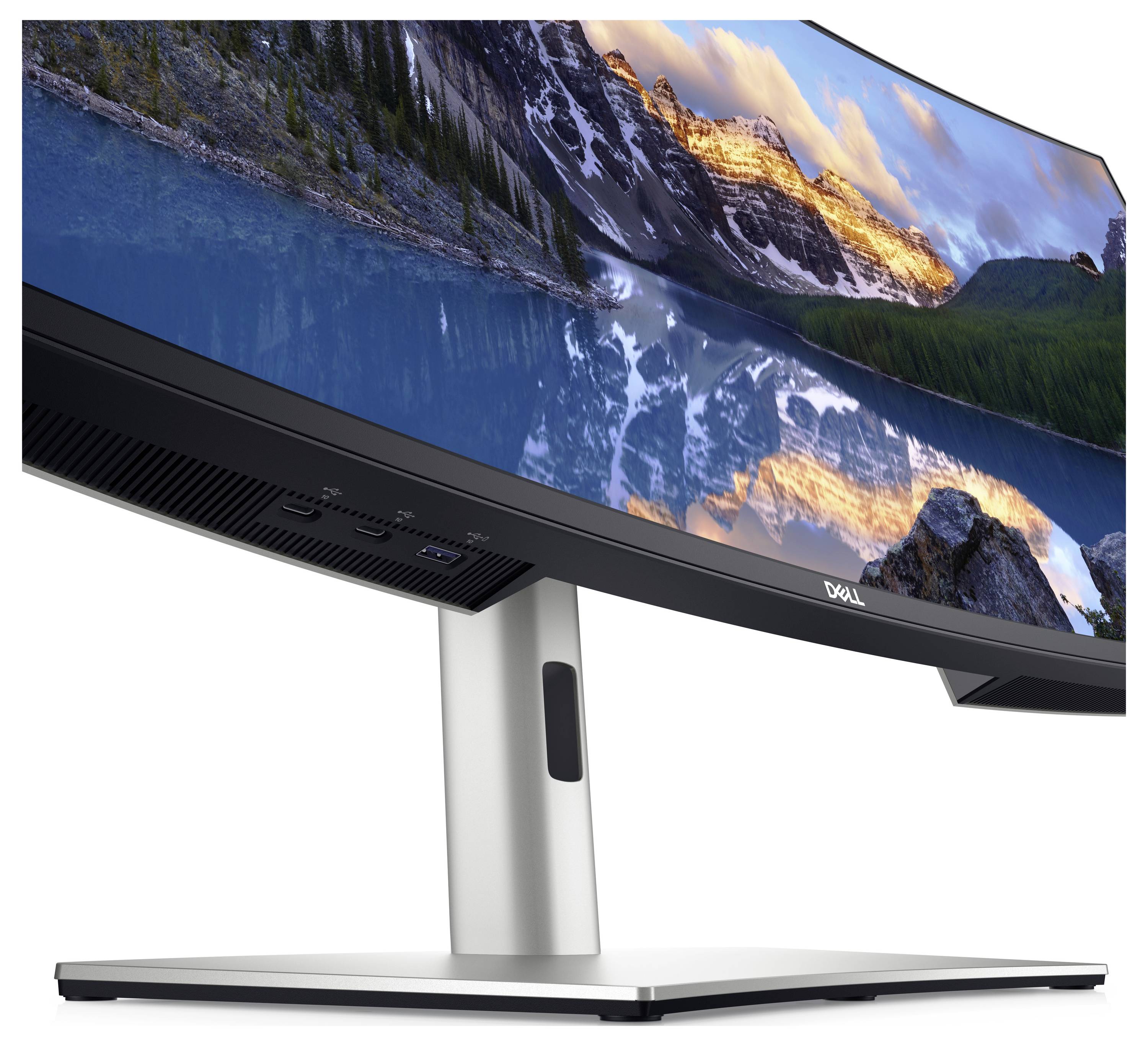 Širokoúhlý monitor zobrazující krajinný výjev s horami, jezerem a oblohou při západu slunce. Monitor je umístěn na elegantním stříbrném stojanu.