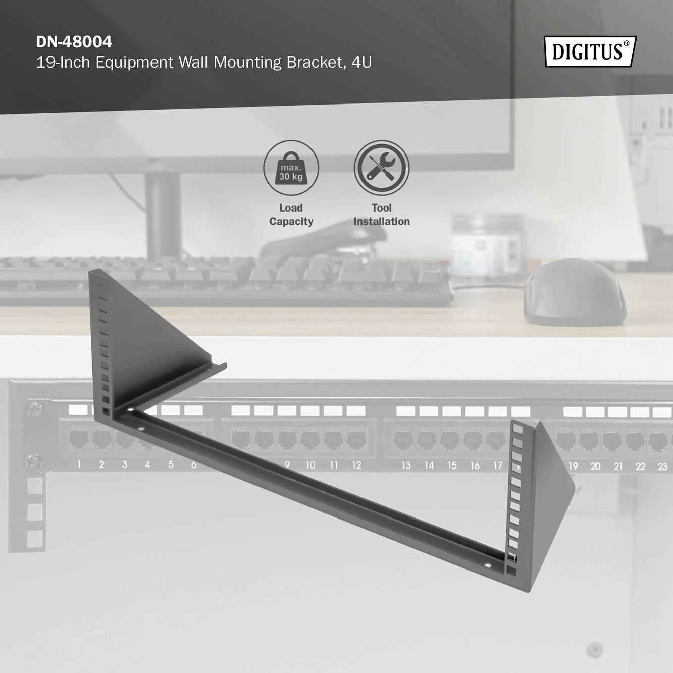 Nástěnný úchyt pro rack o rozměru 19 palců (4U) s nosností 20 kg je zobrazen před počítačovým monitorem a klávesnicí.