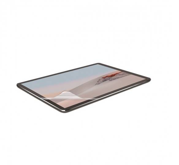 Tablet s obrázkem pouštní krajiny na obrazovce, který zobrazuje písečné duny a červený Jeep pod modrým nebem.