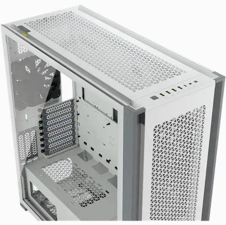 Otevřená počítačová skříň s bílým, vzdušným designem, která odhaluje několik míst pro ventilátory a sloty pro počítačové komponenty.
